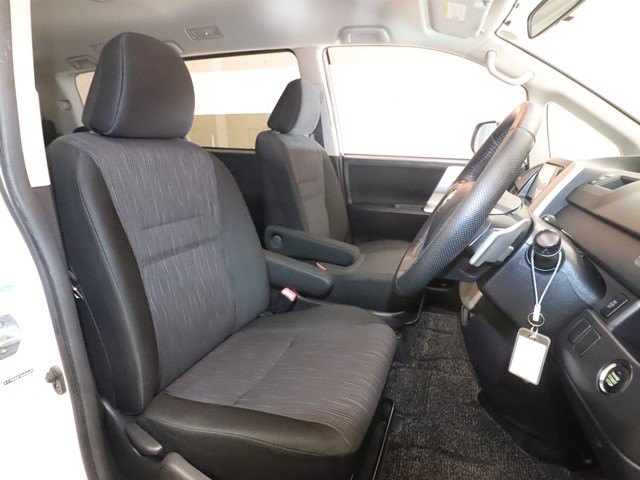 トヨタ ヴォクシー3枚目