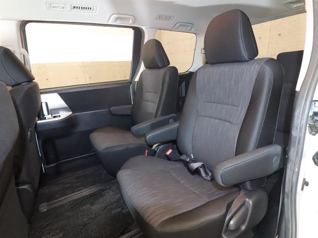 トヨタ ヴォクシー7枚目