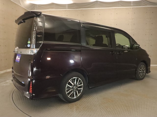 トヨタ ヴォクシー4枚目