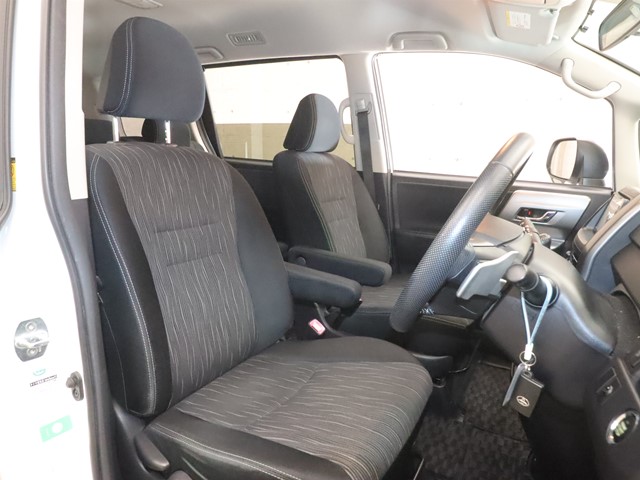 トヨタ ヴォクシー3枚目