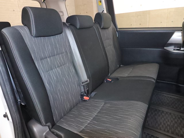 トヨタ ヴォクシー4枚目