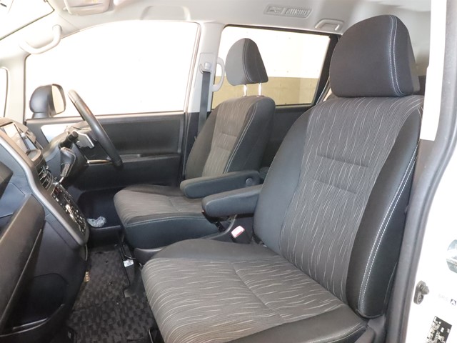 トヨタ ヴォクシー5枚目