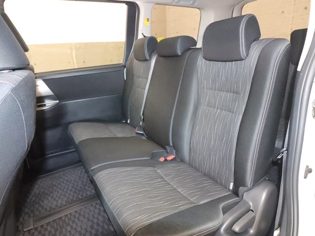 トヨタ ヴォクシー6枚目