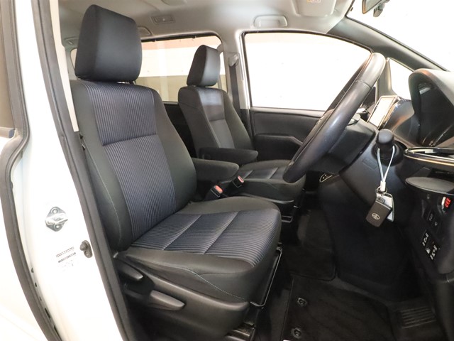 トヨタ ヴォクシー3枚目