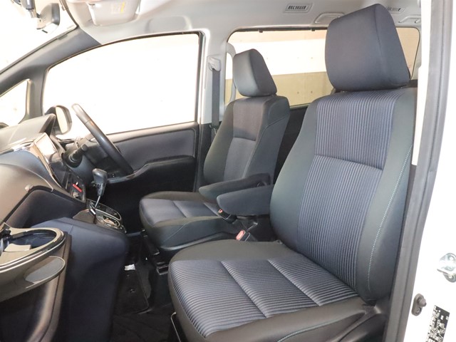 トヨタ ヴォクシー7枚目