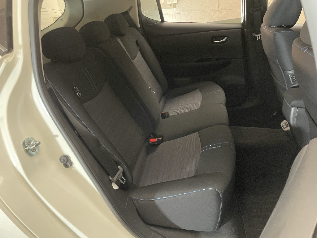 ニッサン リーフ4枚目