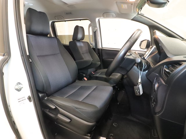 トヨタ ヴォクシー3枚目