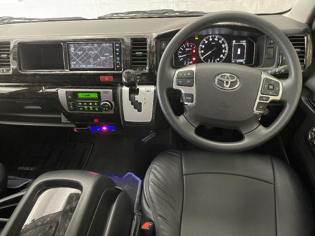 トヨタ ハイエース2枚目