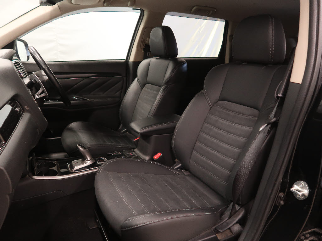 三菱 アウトランダーPHEV5枚目