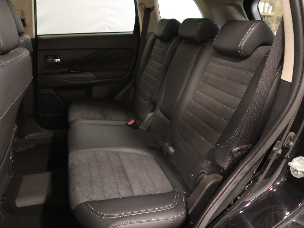 三菱 アウトランダーPHEV6枚目