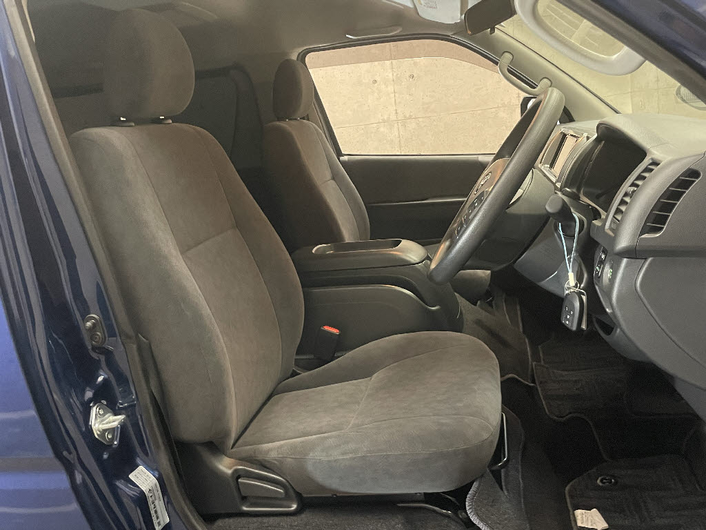 トヨタ ハイエース3枚目