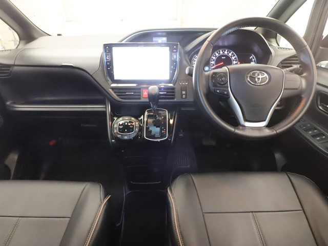 トヨタ ヴォクシー2枚目