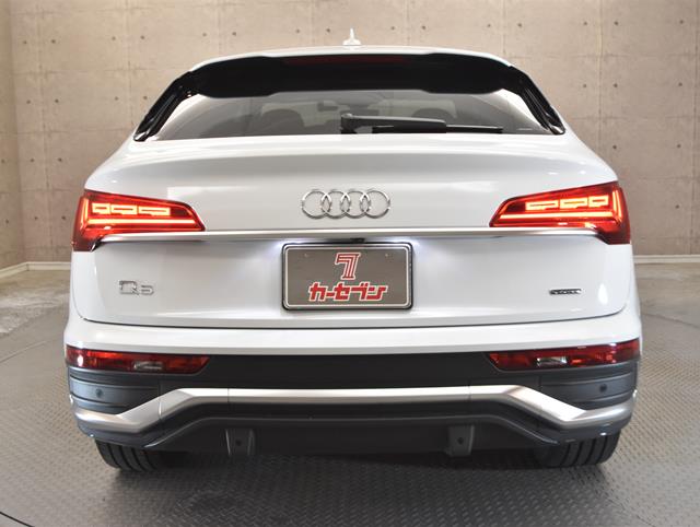 アウディ Q511枚目