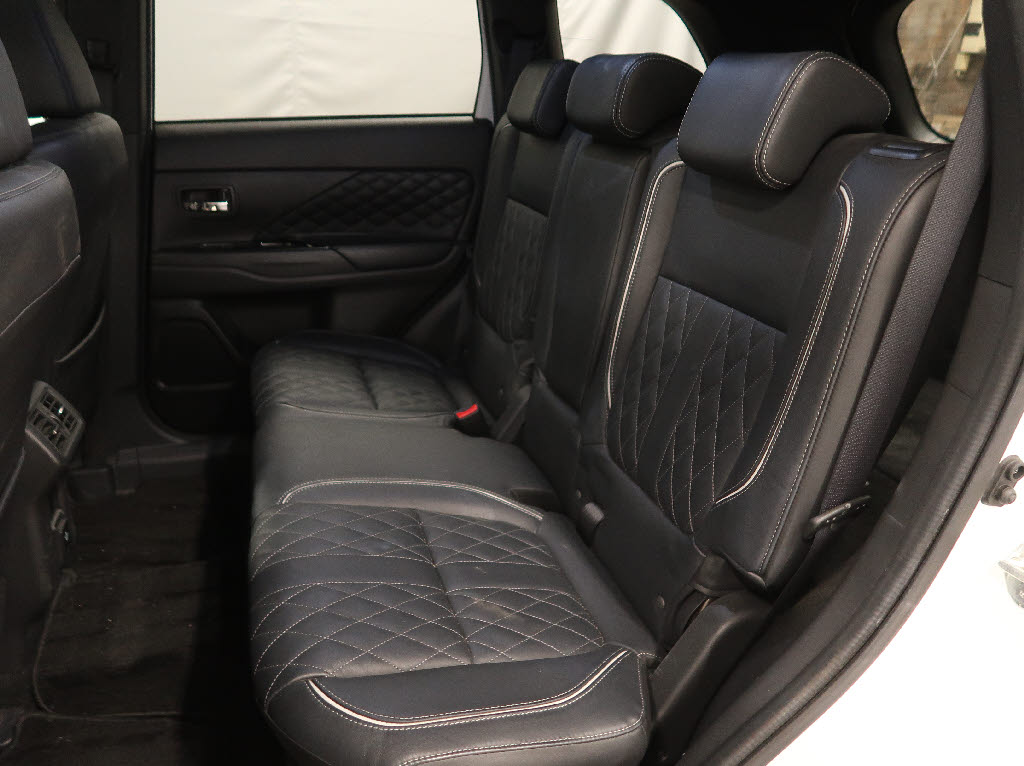 三菱 アウトランダーPHEV6枚目