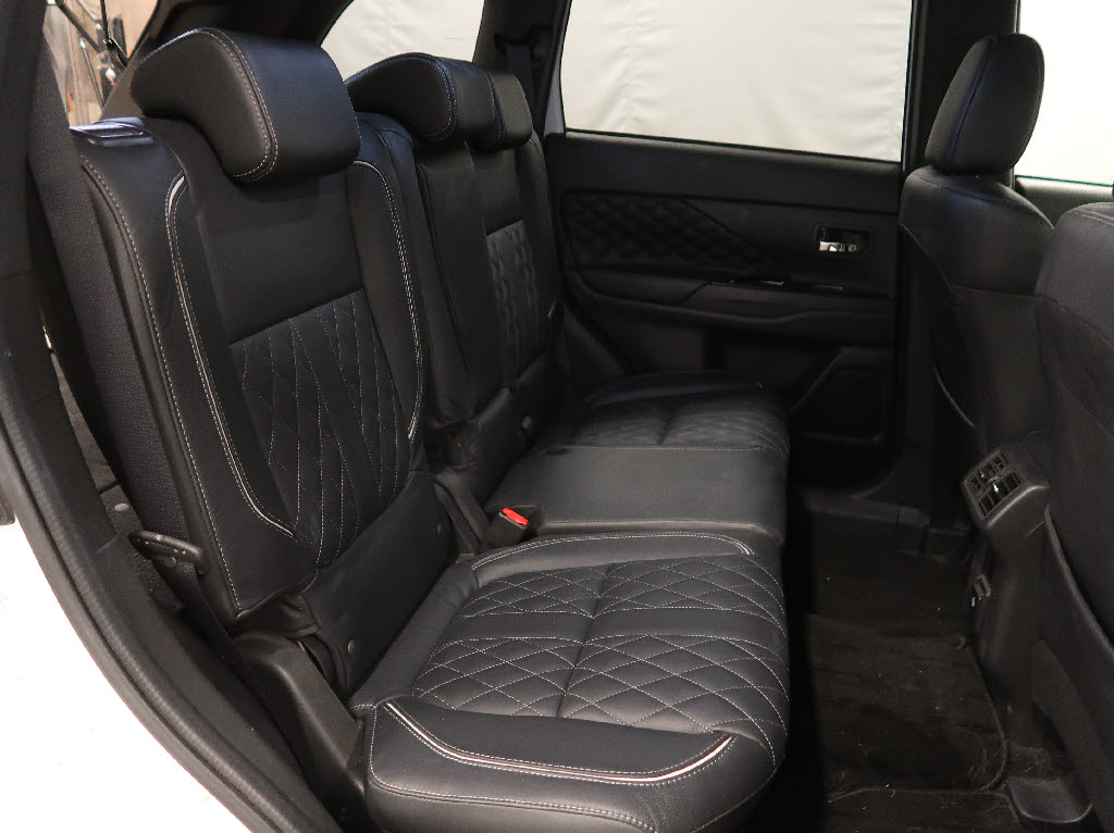 三菱 アウトランダーPHEV7枚目