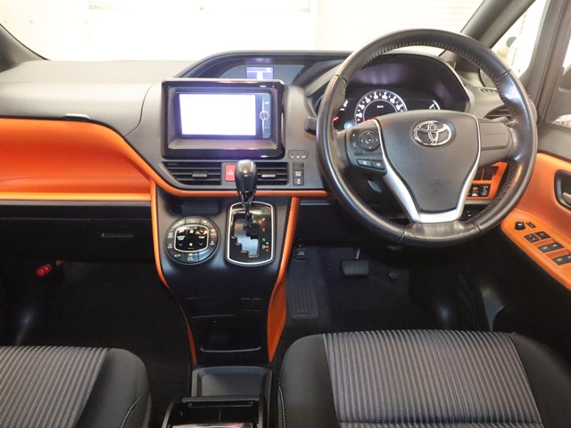 トヨタ ヴォクシー2枚目