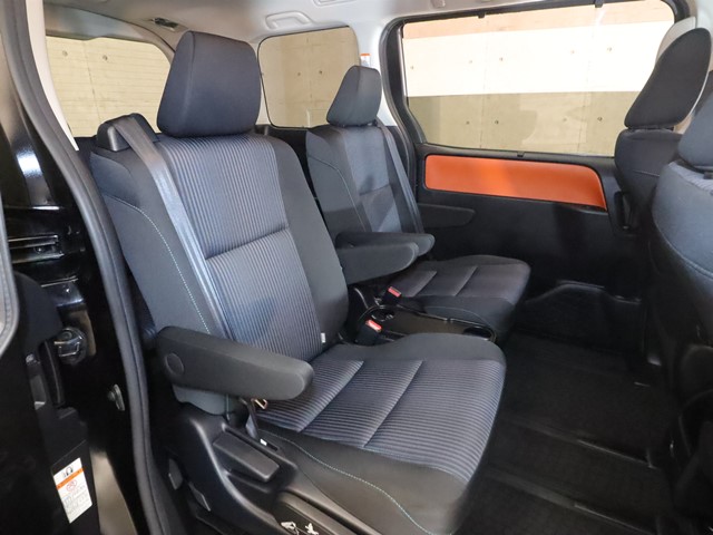 トヨタ ヴォクシー4枚目