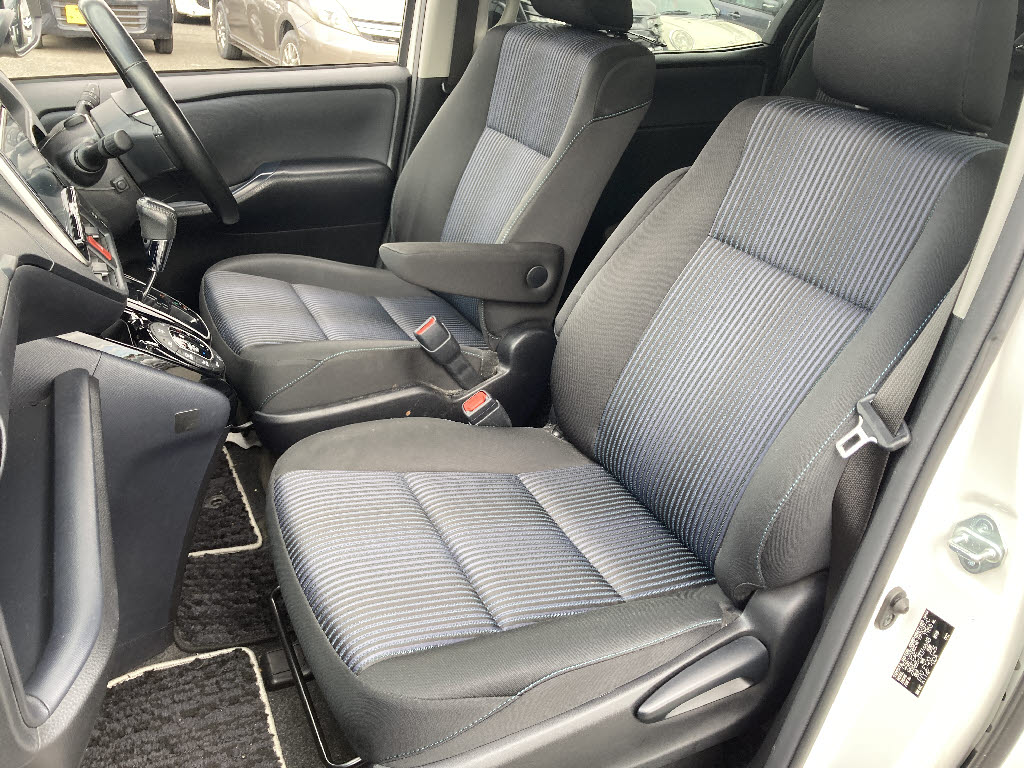 トヨタ ヴォクシー13枚目