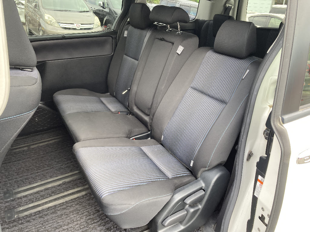 トヨタ ヴォクシー14枚目