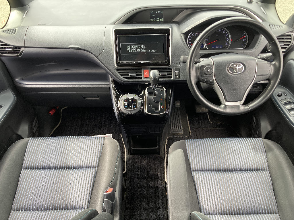 トヨタ ヴォクシー2枚目