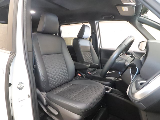 トヨタ ヴォクシーハイブリッド3枚目