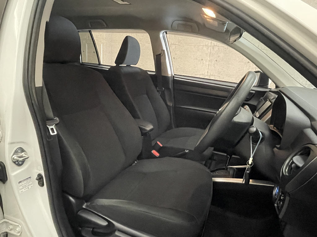 トヨタ カローラフィールダーHV3枚目