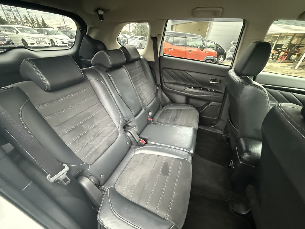 三菱 アウトランダーPHEV9枚目