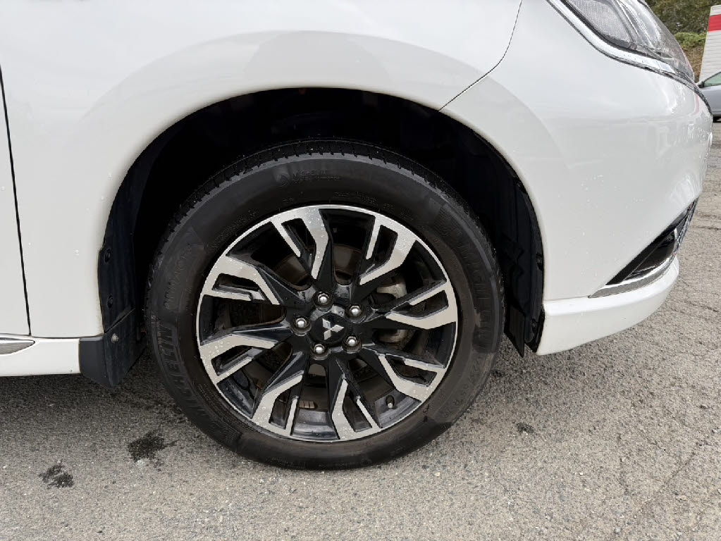 三菱 アウトランダーPHEV13枚目