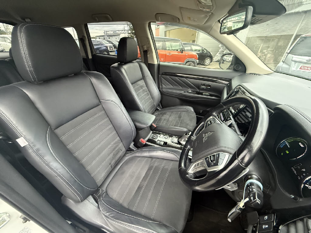 三菱 アウトランダーPHEV8枚目