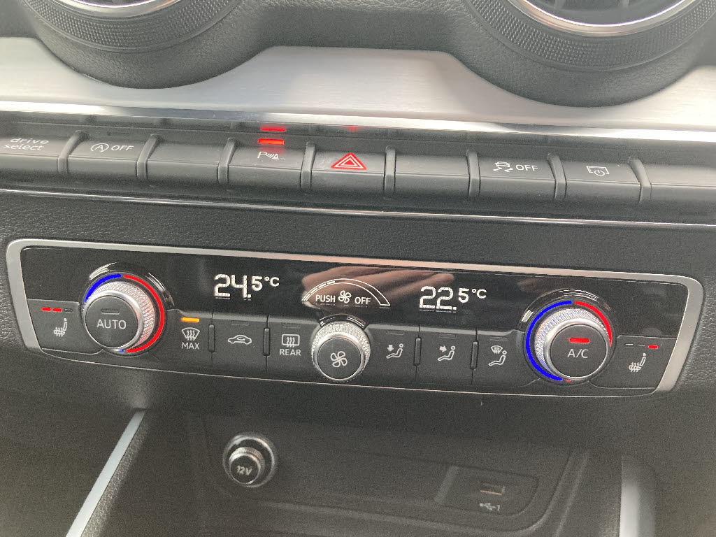 アウディ Q212枚目