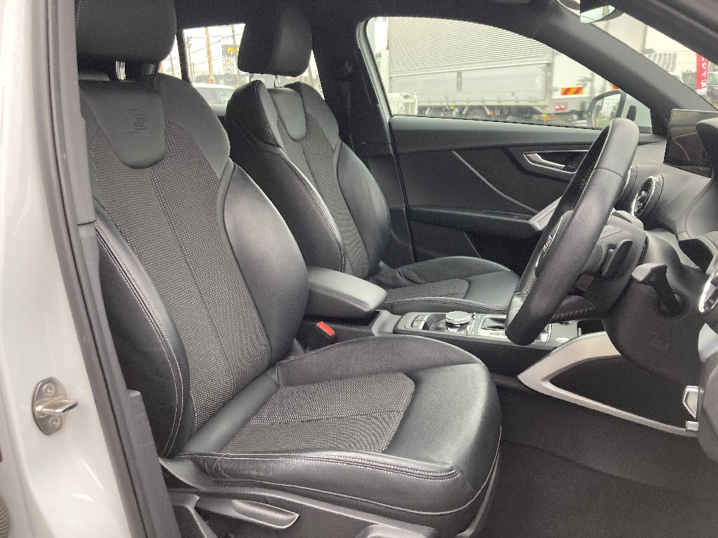 アウディ Q23枚目