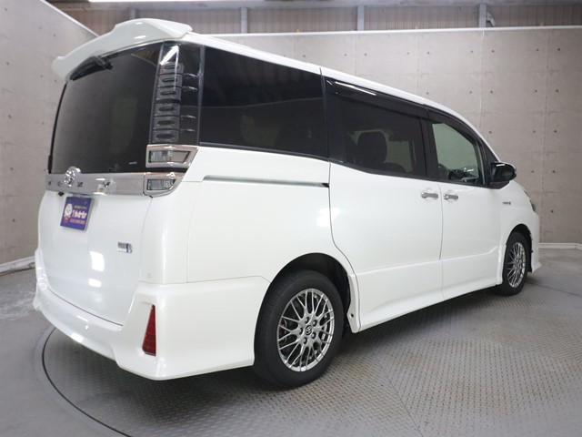 トヨタ ヴォクシーハイブリッド1枚目