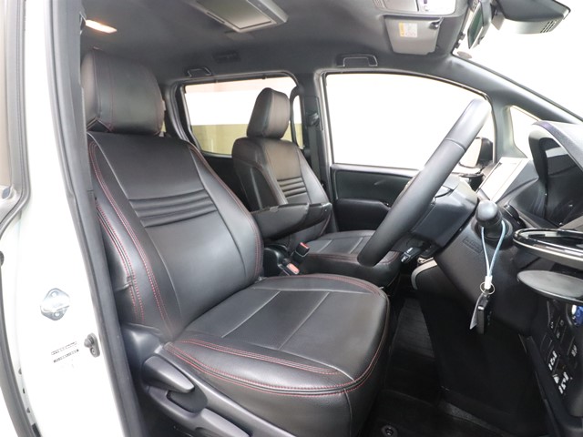 トヨタ ヴォクシーハイブリッド3枚目