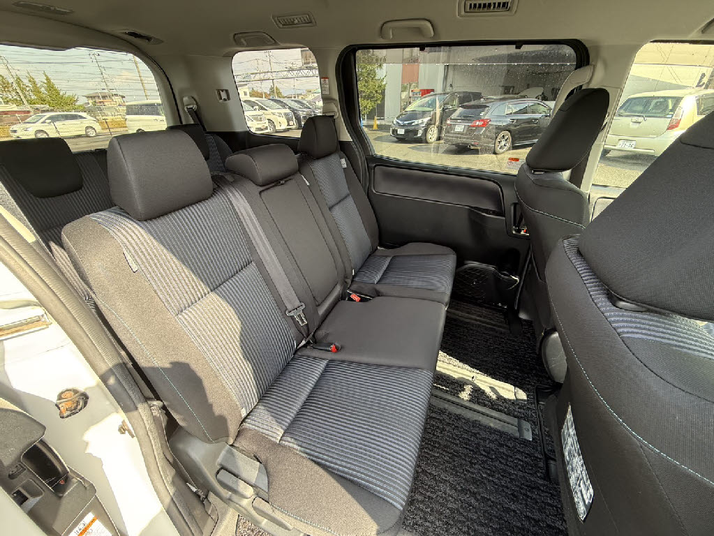 トヨタ ヴォクシー9枚目