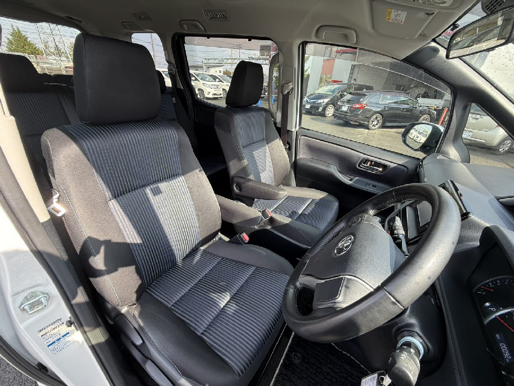 トヨタ ヴォクシー8枚目