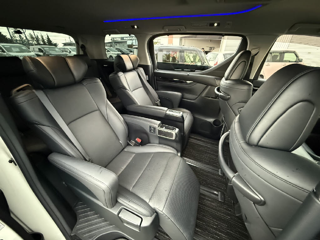 トヨタ アルファード9枚目