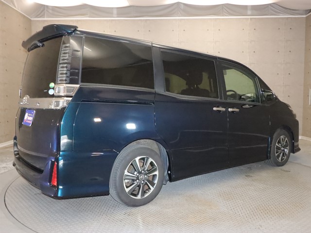 トヨタ ヴォクシー1枚目