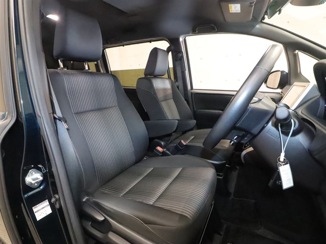 トヨタ ヴォクシー3枚目