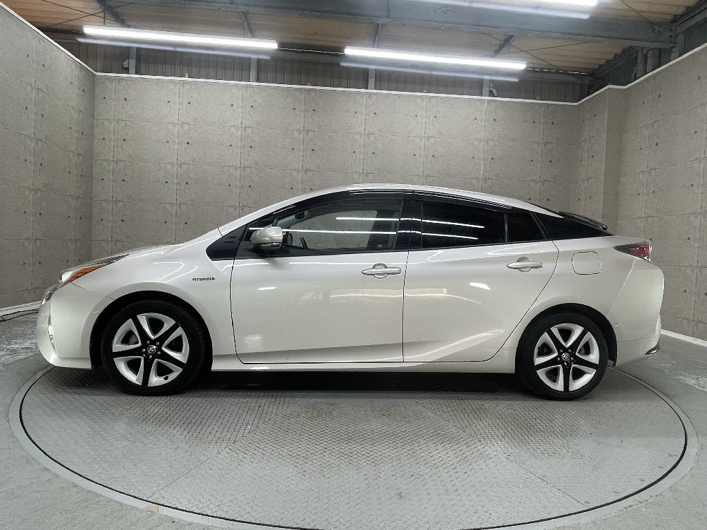 トヨタ プリウス13枚目