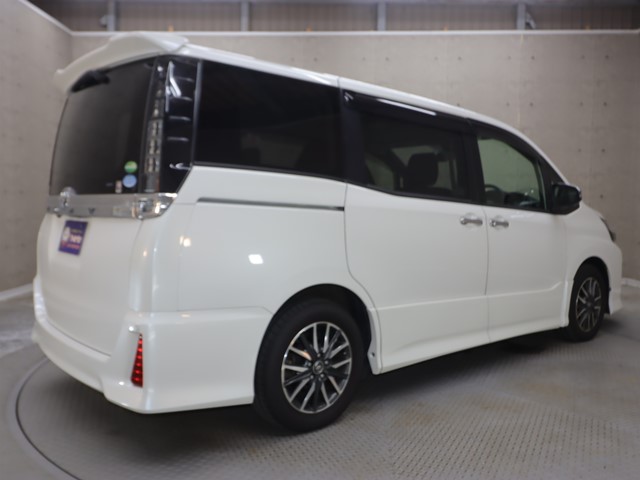 トヨタ ヴォクシー1枚目