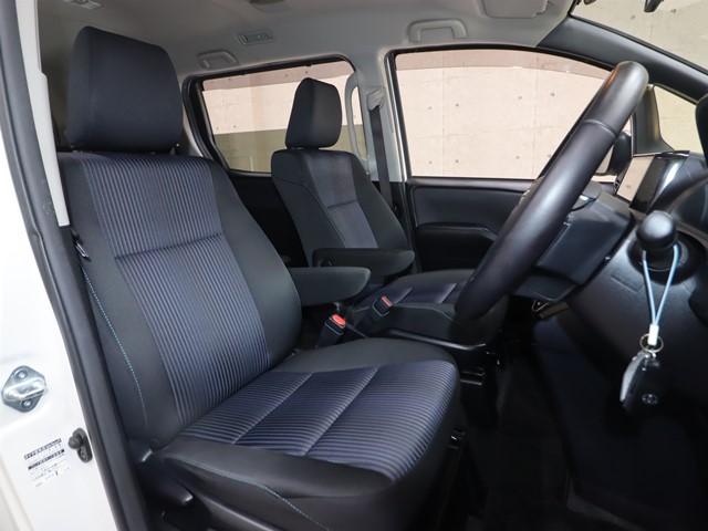 トヨタ ヴォクシー3枚目