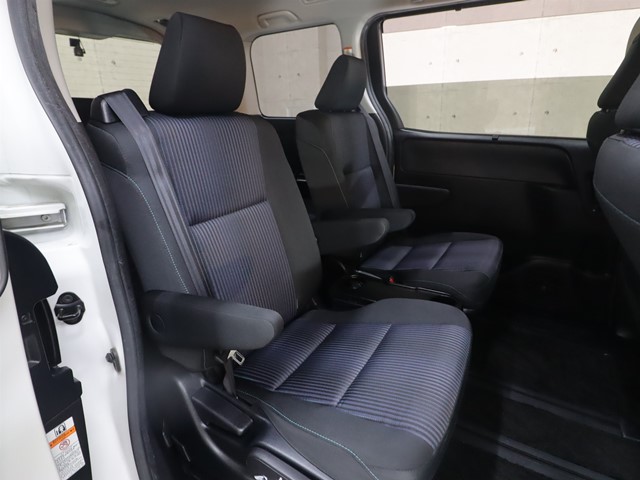 トヨタ ヴォクシー4枚目