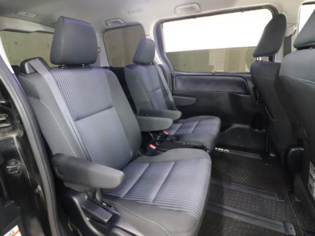 トヨタ ヴォクシー4枚目