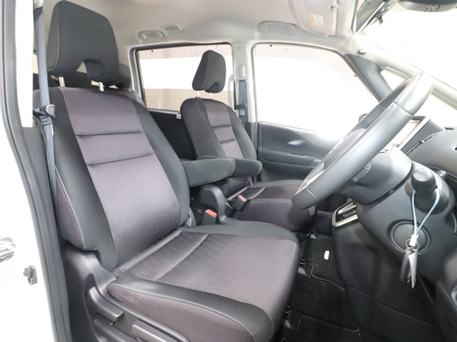 ニッサン セレナＨＶ3枚目