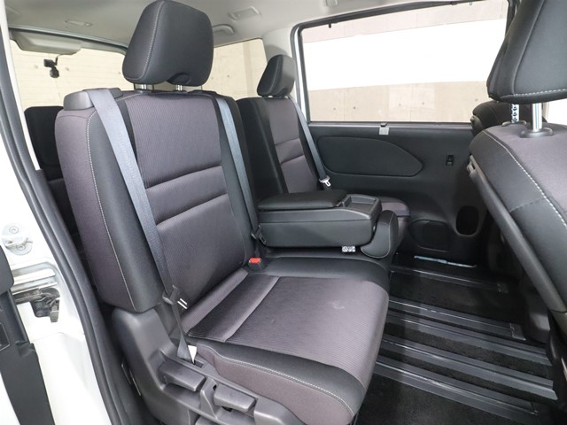 ニッサン セレナＨＶ4枚目