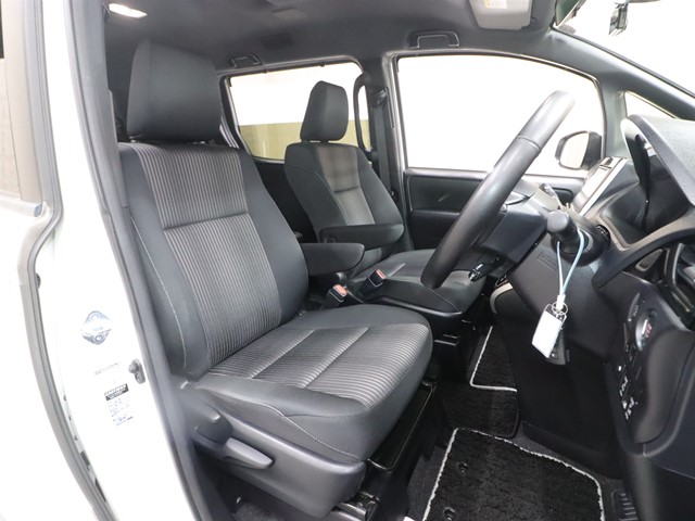 トヨタ ヴォクシー3枚目