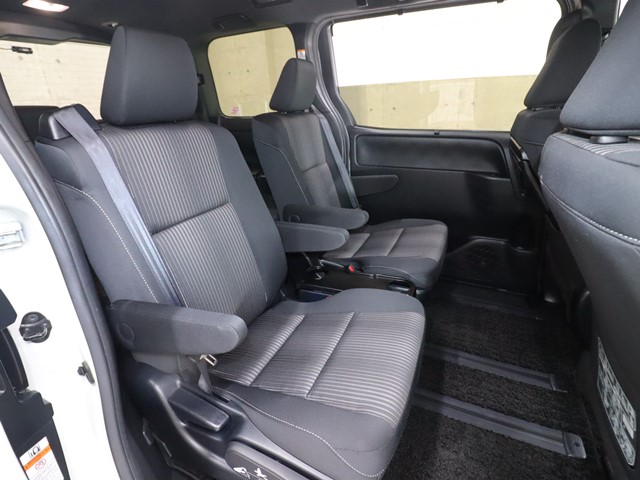 トヨタ ヴォクシー4枚目