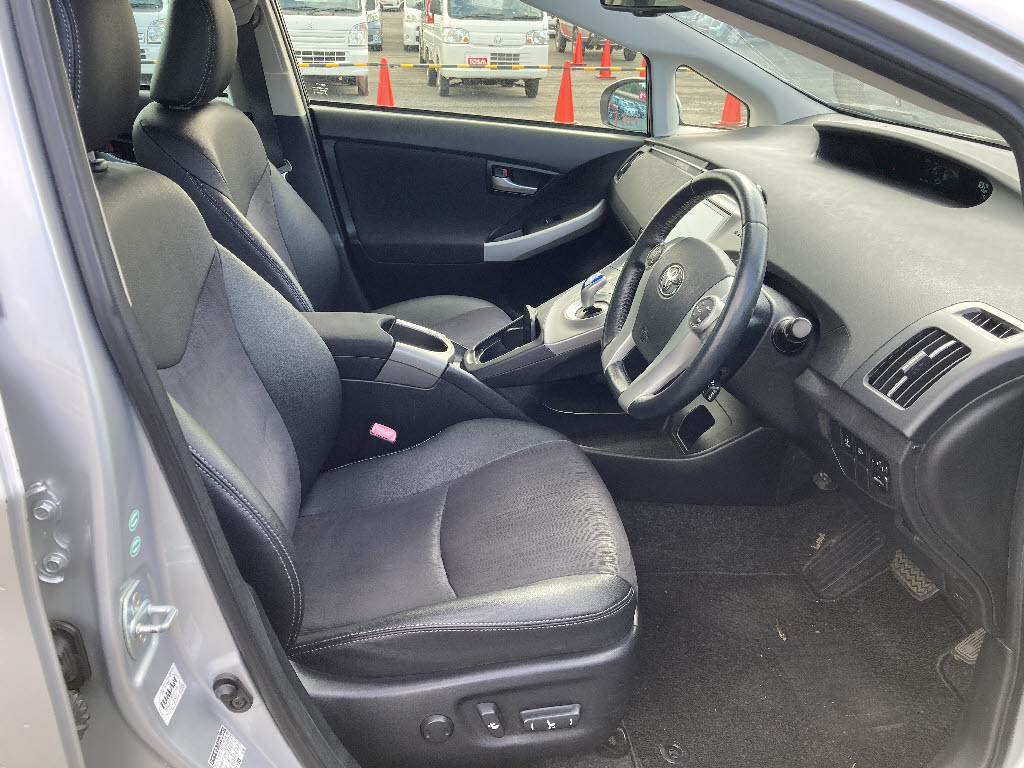 トヨタ プリウス6枚目