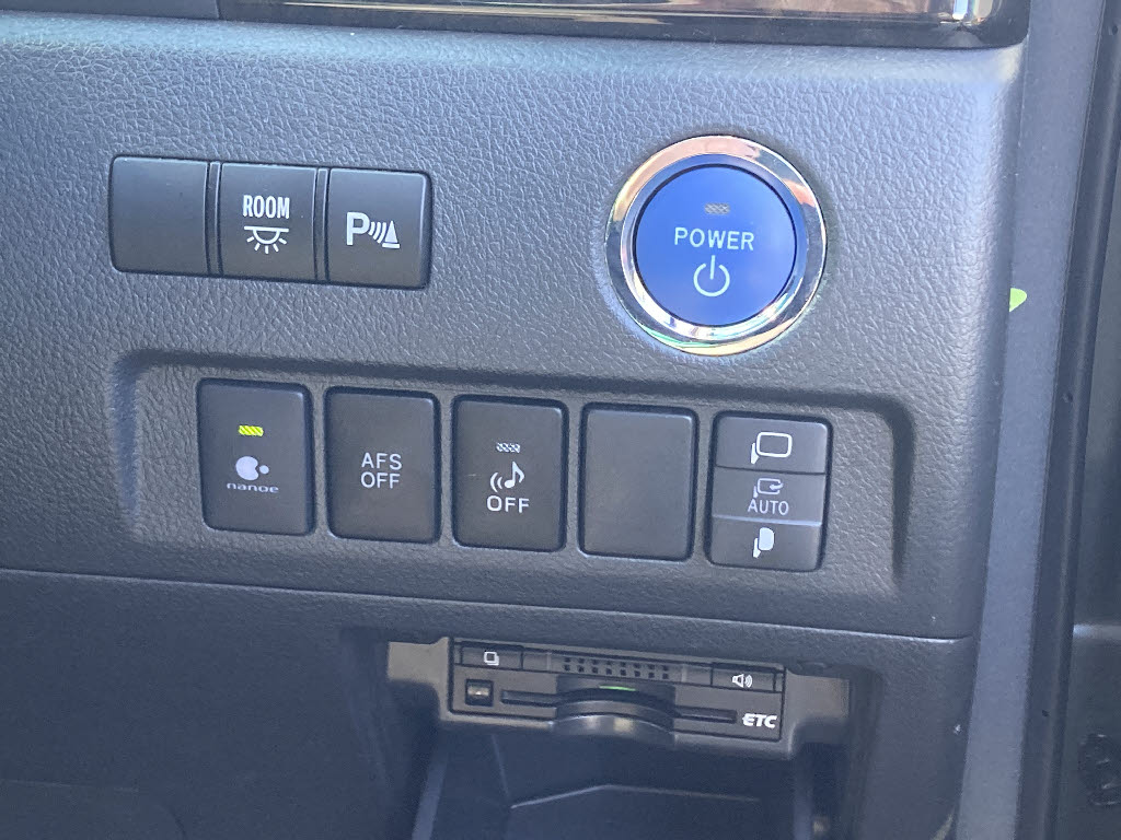 トヨタ ヴェルファイアハイブリッド10枚目