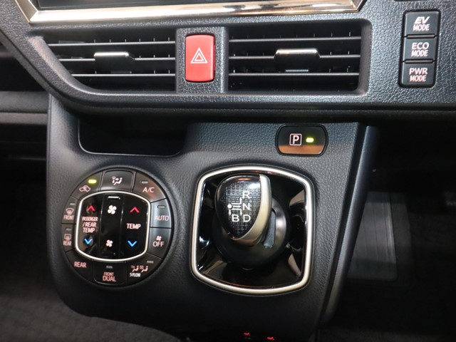 トヨタ ヴォクシーハイブリッド17枚目